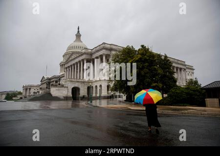 200430 -- WASHINGTON, 30 aprile 2020 Xinhua -- Una persona cammina verso l'edificio della capitale degli Stati Uniti a Washington D.C., negli Stati Uniti il 30 aprile 2020. Giovedì la Federal Reserve ha annunciato che sta ampliando la portata e l'idoneità per il suo programma di prestiti Main Street da 600 miliardi di dollari, progettato per aiutare le piccole e medie imprese colpite dalla pandemia di COVID-19. Foto di Ting Shen/Xinhua U.S.-WASHINGTON D.C.-COVID-19-FED-BUSINESS LENDING PROGRAM PUBLICATIONxNOTxINxCHN Foto Stock