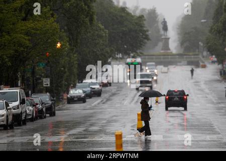 200430 -- WASHINGTON, 30 aprile 2020 Xinhua -- Una donna che indossa una maschera cammina attraverso una strada a Washington D.C., negli Stati Uniti, il 30 aprile 2020. Giovedì la Federal Reserve ha annunciato che sta ampliando la portata e l'idoneità per il suo programma di prestiti Main Street da 600 miliardi di dollari, progettato per aiutare le piccole e medie imprese colpite dalla pandemia di COVID-19. Foto di Ting Shen/Xinhua U.S.-WASHINGTON D.C.-COVID-19-FED-BUSINESS LENDING PROGRAM PUBLICATIONxNOTxINxCHN Foto Stock