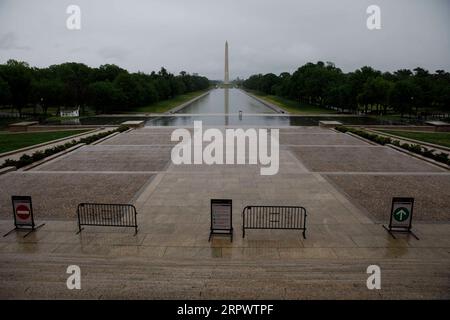 200430 -- WASHINGTON, 30 aprile 2020 Xinhua -- il Monumento di Washington e la piscina riflettente sono visti in un giorno di pioggia a Washington D.C., negli Stati Uniti, il 30 aprile 2020. Giovedì la Federal Reserve ha annunciato che sta ampliando la portata e l'idoneità per il suo programma di prestiti Main Street da 600 miliardi di dollari, progettato per aiutare le piccole e medie imprese colpite dalla pandemia di COVID-19. Foto di Ting Shen/Xinhua U.S.-WASHINGTON D.C.-COVID-19-FED-BUSINESS LENDING PROGRAM PUBLICATIONxNOTxINxCHN Foto Stock