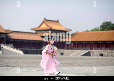 200501 -- PECHINO, 1 maggio 2020 -- Un visitatore visita il Museo del Palazzo a Pechino, capitale della Cina, 1 maggio 2020. Il Museo del Palazzo della Cina, conosciuto anche come la città Proibita, è stato parzialmente riaperto il venerdì, il primo giorno di un giorno festivo di cinque giorni. I visitatori devono effettuare prenotazioni online e il numero giornaliero di visitatori è limitato a 5.000. Il Museo del Palazzo ha smesso di ammettere i visitatori dal gennaio 25 per frenare la diffusione della nuova malattia da coronavirus COVID-19. CHINA-BEIJING-PALACE MUSEUM-RIAPERTURA CN JINXLIANGKUAI PUBLICATIONXNOTXINXCHN Foto Stock