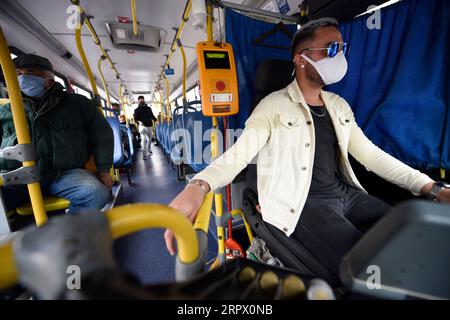 200502 -- PECHINO, 2 maggio 2020 Xinhua -- l'autista di autobus Luis Mendez lavora a Montevideo, Uruguay, il 27 aprile 2020. Molte persone si sono attenute ai loro posti mentre il mondo combatte contro l'epidemia di COVID-19. Foto di Nicolas Celaya/Xinhua INTERNATIONAL LABOUR DAY-WORKERS PUBLICATIONxNOTxINxCHN Foto Stock