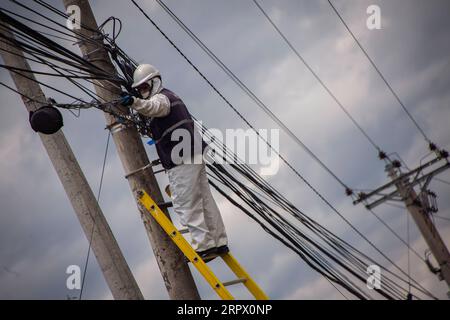 200502 -- PECHINO, 2 maggio 2020 Xinhua -- Ivan ante esegue lavori di manutenzione per l'infrastruttura Internet a Quito, Ecuador, 28 aprile 2020. Molte persone si sono attenute ai loro posti mentre il mondo combatte contro l'epidemia di COVID-19. Foto di Santiago Armas/Xinhua INTERNATIONAL LABOUR DAY WORKERS PUBLICATIONxNOTxINxCHN Foto Stock