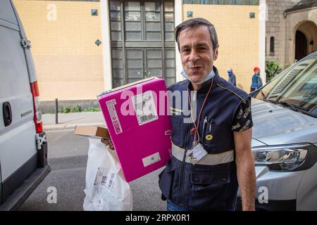 200502 -- PECHINO, 2 maggio 2020 Xinhua -- Delivery man Silverio Sergio lavora a Parigi, Francia, 21 aprile 2020. Molte persone si sono attenute ai loro posti mentre il mondo combatte contro l'epidemia di COVID-19. Foto di Aurelien Morissard/Xinhua INTERNATIONAL LABOUR DAY WORKERS PUBLICATIONxNOTxINxCHN Foto Stock