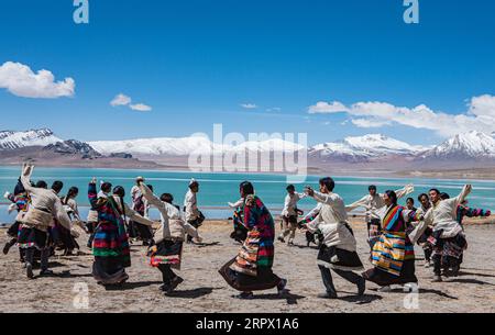 200503 -- PECHINO, 3 maggio 2020 -- la gente danza del Lago Tangqung Co a Nagqu, regione autonoma del Tibet della Cina sud-occidentale, 30 aprile 2020. XINHUA FOTO DEL GIORNO HouxJie PUBLICATIONxNOTxINxCHN Foto Stock