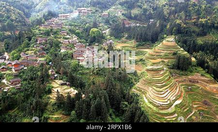 200503 -- PECHINO, 3 maggio 2020 -- foto aerea scattata il 2 maggio 2020 mostra campi terrazzati nella contea di Rongjiang, nella provincia di Guizhou nella Cina sud-occidentale. Foto di /Xinhua XINHUA FOTO DEL GIORNO WangxBingzhen PUBLICATIONxNOTxINxCHN Foto Stock