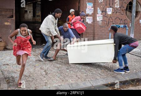 200503 -- PECHINO, 3 maggio 2020 -- la gente corre fuori da un edificio quando scoppia un incendio a Johannesburg, in Sudafrica, 16 aprile 2020. Foto di /Xinhua Portraits of April 2020 Yeshiel PUBLICATIONxNOTxINxCHN Foto Stock