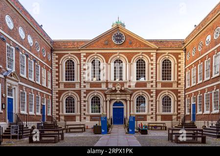 Costruito nel 1716 come scuola di beneficenza, Bluecoat Chambers è ora un centro creativo per gallerie d'arte, musica, mostre, studi di stampa ed eventi culturali Foto Stock