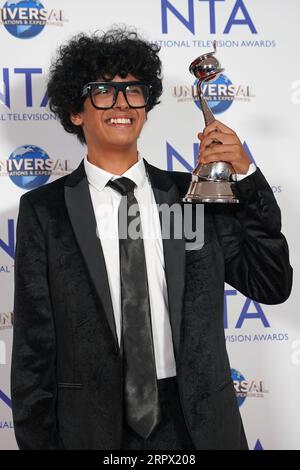 Moosa Mostafa, collezionando il premio New Drama per conto di 'Wednesday', ai National Television Awards alla O2 Arena di Londra. Data immagine: Martedì 5 settembre 2023. Foto Stock