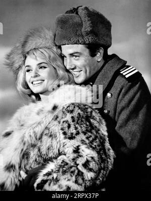 Senta Berger, Albert Finney, sul set del film "The Victors", Columbia Pictures, 1963 Foto Stock