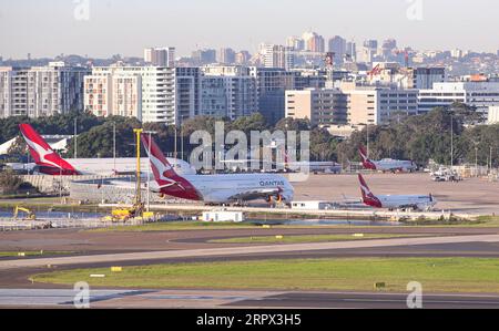 200505 -- SYDNEY, 5 maggio 2020 -- foto scattata il 15 aprile 2020 mostra gli aerei Qantas all'aeroporto di Sydney, Australia. La compagnia aerea nazionale australiana Qantas il 5 maggio ha esteso le cancellazioni dei voli internazionali fino alla fine di luglio, ma ha affermato di essere in una posizione forte per sopportare le perturbazioni causate dalla COVID-19. AUSTRALIA-QANTAS-CANCELLAZIONE-ESTENSIONE BaixXuefei PUBLICATIONxNOTxINxCHN Foto Stock