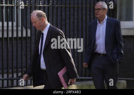 200506 -- LONDRA, 6 maggio 2020 Xinhua -- Chris Whitty L, Chief Medical Officer dell'Inghilterra, e il Chief Scientific Adviser del governo britannico Patrick Vallance arrivano al 10 di Downing Street per la riunione del comitato COVID-19 a Londra, in Gran Bretagna, il 6 maggio 2020. Altri 649 pazienti COVID-19 sono morti, portando il bilancio totale delle vittime legate al coronavirus in Gran Bretagna a 30.076, ha detto mercoledì il Segretario di Stato per gli alloggi, le comunità e il governo locale Robert Jenrick. Foto di Tim Ireland/Xinhua BRITAIN-LONDON-COVID-19-DEATH TOLL PUBLICATIONxNOTxINxCHN Foto Stock