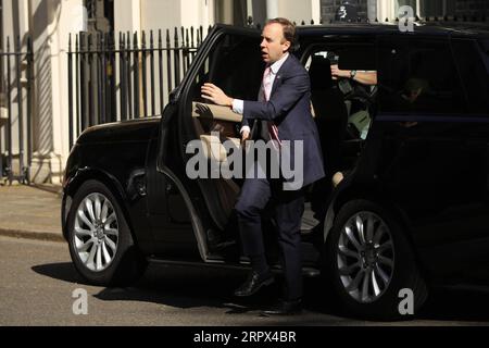 200506 -- LONDRA, 6 maggio 2020 Xinhua -- il segretario britannico della salute Matt Hancock arriva al 10 di Downing Street per la riunione del comitato COVID-19 a Londra, in Gran Bretagna, il 6 maggio 2020. Altri 649 pazienti COVID-19 sono morti, portando il bilancio totale delle vittime legate al coronavirus in Gran Bretagna a 30.076, ha detto mercoledì il Segretario di Stato per gli alloggi, le comunità e il governo locale Robert Jenrick. Foto di Tim Ireland/Xinhua BRITAIN-LONDON-COVID-19-DEATH TOLL PUBLICATIONxNOTxINxCHN Foto Stock