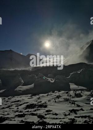 200508 -- CAMPO BASE DEL MONTE QOMOLANGMA, 8 maggio 2020 -- Una luna piena è raffigurata nel campo avanzato del monte Qomolangma, ad un'altitudine di 6.500 metri, nella regione autonoma del Tibet del sud-ovest della Cina, il 7 maggio 2020. Foto di /Xinhua InTibet CHINA-TIBET-MOUNT QOMOLANGMA-FULL MOON CN Penpa PUBLICATIONxNOTxINxCHN Foto Stock