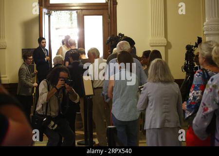 Austin, USA. 5 settembre 2023. La gente si schiera per assistere a un processo per impeachment del Procuratore generale di stato sospeso Ken Paxton per le accuse di annoso ad Austin, Texas, Stati Uniti, il 5 settembre 2023. Il Senato dello stato del Texas centro-meridionale ha iniziato martedì un processo di impeachment contro il procuratore generale di stato sospeso Ken Paxton, un repubblicano, per accuse di annoso tra cui corruzione, violazione della legge e abuso di potere. Crediti: Chengyue Lao/Xinhua/Alamy Live News Foto Stock