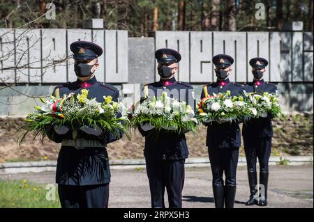 News Bilder des Tages 200508 -- VILNIUS, 8 maggio 2020 Xinhua -- Guardia d'onore partecipa a un evento commemorativo che segna il 75° anniversario della vittoria della seconda guerra mondiale in Europa a Vilnius, Lituania, l'8 maggio 2020. Foto di Alfredas Pliadis/Xinhua LITUANIA-VILNIUS-WWII-COMMEMORAZIONE PUBLICATIONxNOTxINxCHN Foto Stock