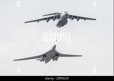 200509 -- MOSCA, 9 maggio 2020 Xinhua -- rifornimento aereo il-78 e bombardiere strategico tu-160 sono visti durante la Victory Air Parade a Mosca, Russia, 9 maggio 2020. La Russia sabato ha celebrato brevemente il 75° anniversario della vittoria sovietica contro i nazisti nella seconda guerra mondiale, in mezzo alla sua battaglia intensificata contro la pandemia di COVID-19. Foto di Evgeny Sinitsyn/Xinhua RUSSIA-MOSCA-GIORNO DELLA VITTORIA-PARATA PUBLICATIONxNOTxINxCHN Foto Stock