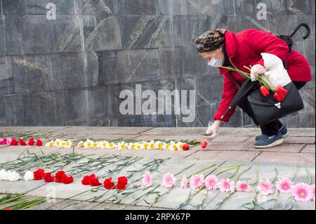 200509 -- RIGA, 9 maggio 2020 -- Una donna pone fiori per commemorare il 75° anniversario della Vittoria in Europa giorno ve a riga, Lettonia, 9 maggio 2020. Foto di /Xinhua LETTONIA-RIGA-GIORNO DELLA VITTORIA-COMMEMORAZIONE EdijsxPalens PUBLICATIONxNOTxINxCHN Foto Stock