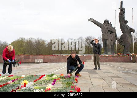 200509 -- RIGA, 9 maggio 2020 -- la gente pone fiori per commemorare il 75 ° anniversario della Vittoria in Europa giorno ve a riga, Lettonia, 9 maggio 2020. Foto di /Xinhua LETTONIA-RIGA-GIORNO DELLA VITTORIA-COMMEMORAZIONE EdijsxPalens PUBLICATIONxNOTxINxCHN Foto Stock