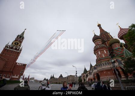 200510 -- PECHINO, 10 maggio 2020 -- aerei d'attacco su-25 sono visti durante la Victory Air Parade a Mosca, Russia, 9 maggio 2020. La Russia sabato ha celebrato brevemente il 75° anniversario della vittoria sovietica contro i nazisti nella seconda guerra mondiale, in mezzo alla sua battaglia intensificata contro la pandemia di COVID-19. Foto di /Xinhua XINHUA FOTO DEL GIORNO AlexanderxZemlianichenkoxJr PUBLICATIONxNOTxINxCHN Foto Stock