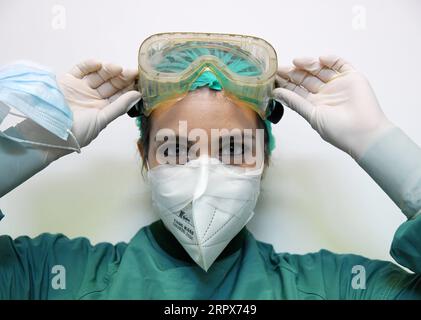 200511 -- PECHINO, 11 maggio 2020 -- Un'infermiera indossa i dispositivi di protezione prima di entrare nel reparto COVID-19 dell'ospedale Santo Spirito di Roma, 12 aprile 2020. La giornata internazionale dell'infermiere si celebra in tutto il mondo il 12 maggio, in occasione del compleanno di Florence Nightingale. Il tema scelto quest'anno dal Consiglio internazionale delle infermiere è Nursing the World to Health . Foto di /Xinhua PORTRAITSWORLD-INTERNATIONAL NURSES DAY-NURSING THE WORLD TO HEALTH AlbertoxLingria PUBLICATIONxNOTxINxCHN Foto Stock