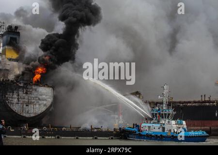 200511 -- MEDAN, 11 maggio 2020 -- i vigili del fuoco spengono il fuoco che è scoppiato su una petroliera grezza presso il cantiere navale Waruna al porto di Belawan, nella provincia indonesiana di Sumatra settentrionale, 11 maggio 2020. È scoppiato un incendio su una petroliera grezza ormeggiata al cantiere navale Waruna al porto di Belawan, nella provincia indonesiana di Sumatra settentrionale, lunedì mattina, e secondo quanto riferito diversi lavoratori sono stati portati in ospedale dopo aver subito ustioni nell'incidente. Foto di /Xinhua INDONESIA-MEDAN-PORT-OIL TANKER-FIRE AlberthxDamanik PUBLICATIONxNOTxINxCHN Foto Stock