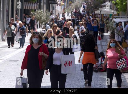 200512 -- ATENE, 12 maggio 2020 Xinhua -- la gente cammina in via Ermou ad Atene, Grecia, l'11 maggio 2020. Lunedì la Grecia ha compiuto un altro passo verso la piena ripresa delle attività economiche e sociali riaprendo le prime scuole e negozi al dettaglio, due mesi dopo la loro chiusura per controllare la diffusione del nuovo coronavirus. Xinhua/Marios Lolos GRECIA-ATENE-ERMOU STREET-SHOPS-REOPENING PUBLICATIONxNOTxINxCHN Foto Stock