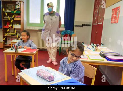 200512 -- NICE, 12 maggio 2020 Xinhua -- gli scolari frequentano una lezione alla Simone Veil Primary School di Nizza, Francia, 12 maggio 2020. Quasi due mesi dopo aver ordinato ai suoi 67 milioni di abitanti di rimanere a casa per arginare l'epidemia di coronavirus, la Francia lunedì ha cautamente avviato un processo graduale per tornare alla normalità, allentando alcune restrizioni e mantenendo altre per evitare una nuova ondata epidemica. Circa 1,5 milioni di bambini, ovvero il 22% del numero totale di alunni del paese, si preparano ad andare a scuola martedì, e 190.000 insegnanti hanno ripreso a lavorare lunedì, secondo il Ministero dell'istruzione Foto Stock