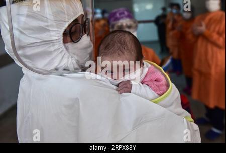 200513 -- PECHINO, 13 maggio 2020 -- Un medico tiene un bambino all'Okmeydani Prof. Cemil Tascioglu Hospital di Istanbul, Turchia, il 12 maggio 2020. Il bambino di 45 giorni è stato dimesso dall'unità di terapia intensiva di un ospedale nella più grande città turca di Istanbul martedì dopo nove giorni di trattamento per l'infezione da COVID-19. FOTO DEL GIORNO Xinhua PUBLICATIONxNOTxINxCHN Foto Stock