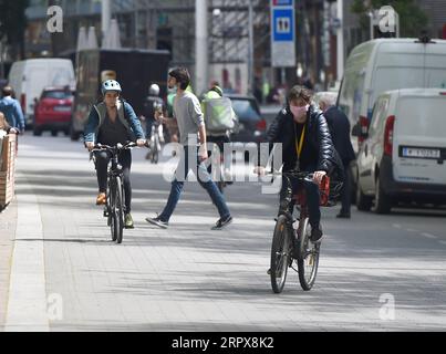 200513 -- VIENNA, 13 maggio 2020 -- i ciclisti sono visti sulla strada di Vienna, Austria, il 13 maggio 2020. Secondo il Transport Club austriaco, più viennesi hanno scelto di viaggiare in bicicletta durante la pandemia, con il numero totale di ciclisti in aumento del 20% nell'aprile 2020 rispetto allo stesso periodo del 2019. AUSTRIA-VIENNA-COVID-19-CYCLING GuoxChen PUBLICATIONxNOTxINxCHN Foto Stock