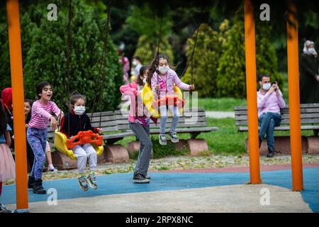 200513 -- ISTANBUL, 13 maggio 2020 -- i bambini giocano in un parco a Istanbul, Turchia, 13 maggio 2020. I bambini sotto i 14 anni in Turchia sono stati ammessi all'esterno mercoledì per la prima volta in 40 giorni come parte del piano di normalizzazione COVID-19 del paese. Foto di Yasin Akgul/Xinhua TURKEY-ISTANBUL-COVID-19-CHILDREN XuxSuhui PUBLICATIONxNOTxINxCHN Foto Stock