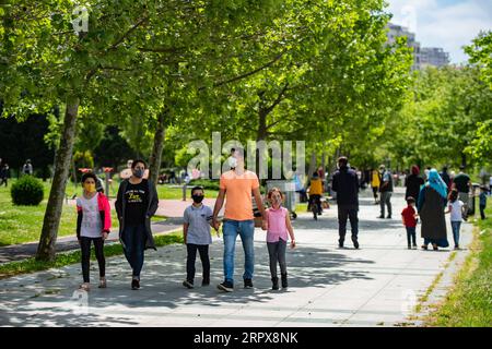 200513 -- ISTANBUL, 13 maggio 2020 -- i bambini camminano in un parco vicino al lago Kucukcekmece a Istanbul, Turchia, 13 maggio 2020. I bambini sotto i 14 anni in Turchia sono stati ammessi all'esterno mercoledì per la prima volta in 40 giorni come parte del piano di normalizzazione COVID-19 del paese. Foto di Yasin Akgul/Xinhua TURKEY-ISTANBUL-COVID-19-CHILDREN XuxSuhui PUBLICATIONxNOTxINxCHN Foto Stock