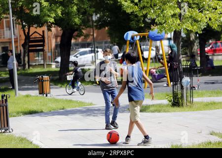 200513 -- ANKARA, 13 maggio 2020 Xinhua -- i bambini giocano in un parco giochi ad Ankara, Turchia, il 13 maggio 2020. I bambini sotto i 14 anni in Turchia sono stati ammessi all'esterno mercoledì per la prima volta in 40 giorni come parte del piano di normalizzazione COVID-19 del paese. Il numero totale di casi di COVID-19 in Turchia è salito a 143.114, mentre il bilancio delle vittime è salito a 3.952 mercoledì. Foto di Mustafa Kaya/Xinhua TURKEY-ANKARA-COVID-19-CASES PUBLICATIONxNOTxINxCHN Foto Stock