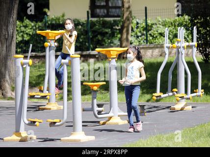 200513 -- ANKARA, 13 maggio 2020 Xinhua -- i bambini che indossano maschere per il viso giocano in un parco giochi ad Ankara, Turchia, il 13 maggio 2020. I bambini sotto i 14 anni in Turchia sono stati ammessi all'esterno mercoledì per la prima volta in 40 giorni come parte del piano di normalizzazione COVID-19 del paese. Il numero totale di casi di COVID-19 in Turchia è salito a 143.114, mentre il bilancio delle vittime è salito a 3.952 mercoledì. Foto di Mustafa Kaya/Xinhua TURKEY-ANKARA-COVID-19-CASES PUBLICATIONxNOTxINxCHN Foto Stock