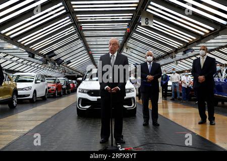 200514 -- LISBONA, 14 maggio 2020 -- il presidente portoghese Marcelo Rebelo de Sousa 1st L parla ai giornalisti durante la sua visita alla fabbrica di automobili Volkswagen Autoeuropa a Palmela, Portogallo, 13 maggio 2020. Mercoledì il presidente portoghese Marcelo Rebelo de Sousa e il primo ministro Antonio Costa hanno incoraggiato tutte le industrie a ripartire in condizioni rigorose in mezzo alla pandemia di COVID-19, ha riferito Lusa News Agency. Dopo la loro visita congiunta allo stabilimento di assemblaggio automobilistico Autoeuropa, i due leader hanno espresso la loro fiducia nella ripresa della produzione per il produttore automobilistico. Foto di /Xinhua PORTUGAL-PALMEL Foto Stock