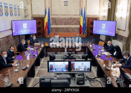 200515 -- BUCAREST, 15 maggio 2020 Xinhua -- il primo ministro rumeno Ludovic Orban L C partecipa a un incontro sulle nuove misure dopo due mesi di confinamento della pandemia di COVID-19 a Bucarest, Romania, 14 maggio 2020. Il 14 maggio è l'ultimo giorno dello stato di emergenza della Romania di due mesi e il paese inizia il 15 maggio uno stato di allerta, un livello inferiore allo stato di emergenza. Il presidente rumeno Klaus Iohannis ha detto che la fine dello stato di emergenza non significa la fine dell'epidemia e non esiterebbe a dichiarare di nuovo lo stato di emergenza se la situazione epidemica peggiora. Phot Foto Stock