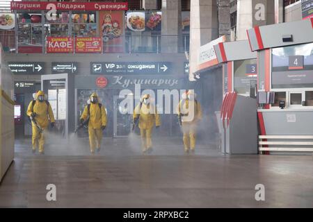 200516 -- PECHINO, 16 maggio 2020 -- i dipendenti municipali che indossano abiti protettivi disinfettano una stazione ferroviaria a Mosca, Russia, 15 maggio 2020. Foto di /Xinhua XINHUA FOTO DEL GIORNO AlexanderxZemlianichenkoxJr PUBLICATIONxNOTxINxCHN Foto Stock