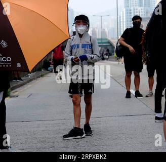 200516 -- PECHINO, 16 maggio 2020 Xinhua -- Un giovane è visto durante un'attività violenta a Hong Kong, nel sud della Cina, 24 agosto 2019. Xinhua Xinhua titolo principale: La domanda per l'esame di ammissione all'università di Hong Kong suscita proteste, espone difetti educativi PUBLICATIONxNOTxINxCHN Foto Stock