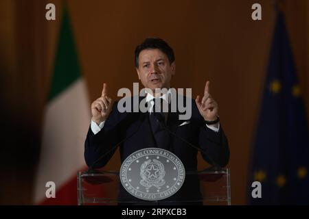 200517 -- ROMA, 17 maggio 2020 -- il primo ministro italiano Giuseppe Conte si è tenuto a Roma, Italia, il 16 maggio 2020. Il governo italiano ha detto che permetterà viaggi senza restrizioni tra l'Italia e altri paesi Schengen e all'interno dell'Italia stessa a partire dal 3 giugno. ITALIA-ROMA-PM-COVID-19-CONFERENZA STAMPA XINHUA PUBLICATIONXNOTXINXCHN Foto Stock