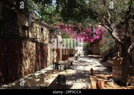 200517 -- PECHINO, 17 maggio 2020 -- foto scattata il 16 maggio 2020 mostra negozi chiusi a Byblos, Libano. XINHUA FOTO DEL GIORNO LixLiangyong PUBLICATIONxNOTxINxCHN Foto Stock