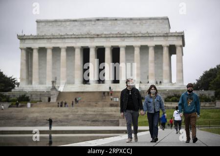 200517 -- PECHINO, 17 maggio 2020 Xinhua -- la gente cammina vicino al Lincoln Memorial a Washington D.C., negli Stati Uniti, 26 aprile 2020. TO GO WITH XINHUA HEADLINES OF MAY 17, 2020 Photo by Ting Shen/Xinhua U.S.-COVID-19-CONTROVERSAL HANDLING PUBLICATIONxNOTxINxCHN Foto Stock