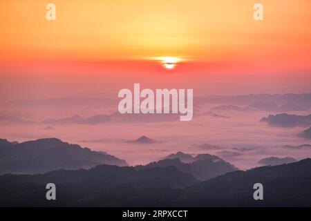 200517 -- PECHINO, 17 maggio 2020 -- la foto scattata il 16 maggio 2020 mostra uno scenario mattutino della montagna Tianlong nella città di Chetian di Youyang Tujia e nella contea autonoma di Miao, nella municipalità di Chongqing della Cina sud-occidentale. Foto di /Xinhua XINHUA FOTO DEL GIORNO HuangxWei PUBLICATIONxNOTxINxCHN Foto Stock
