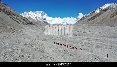 200517 -- PECHINO, 17 maggio 2020 Xinhua -- i periti cinesi camminano verso un punto più alto dal campo base sul Monte Qomolangma ad un'altitudine di 5.200 metri in questa foto aerea scattata il 16 maggio 2020. La squadra dovrebbe raggiungere la vetta il 22 maggio se le condizioni meteorologiche lo permettono. Xinhua/Jigme Dorje XINHUA FOTO DEL GIORNO PUBLICATIONxNOTxINxCHN Foto Stock