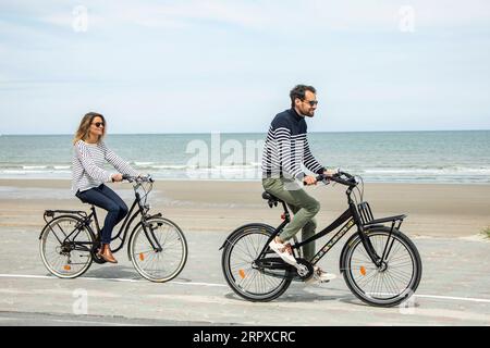 200517 -- PECHINO, 17 maggio 2020 -- la gente va in bicicletta sulla spiaggia di Dunkerque, nel nord della Francia, il 16 maggio 2020. Con misure preventive come mantenere il distanziamento sociale, alcune spiagge della Francia settentrionale hanno riaperto al pubblico sabato dopo il blocco a causa dell'epidemia di COVID-19. Foto di /Xinhua XINHUA FOTO DEL GIORNO SebastienxCourdji PUBLICATIONxNOTxINxCHN Foto Stock