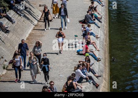 200517 -- PARIGI, 17 maggio 2020 Xinhua -- la gente si diverte sulle rive della Senna a Parigi, in Francia, il 17 maggio 2020. Con 483 ulteriori decessi correlati al coronavirus registrati domenica, la Francia ha visto il suo bilancio complessivo dell'epidemia salire a 28.108, ha detto il Ministero della salute. La Francia ha cautamente allentato il blocco di due mesi lunedì per rilanciare la sua economia malata. Foto di Aurelien Morissard/Xinhua FRANCE-PARIS-COVID-19-LOCKDOWN-EASE PUBLICATIONxNOTxINxCHN Foto Stock