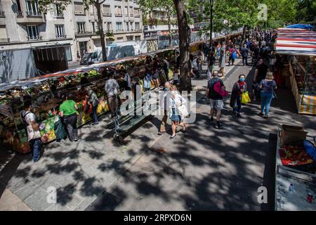 200517 -- PARIGI, 17 maggio 2020 Xinhua -- la gente fa shopping al mercato Place de la Bastille a Parigi, in Francia, il 17 maggio 2020. Con 483 ulteriori decessi correlati al coronavirus registrati domenica, la Francia ha visto il suo bilancio complessivo dell'epidemia salire a 28.108, ha detto il Ministero della salute. La Francia ha cautamente allentato il blocco di due mesi lunedì per rilanciare la sua economia malata. Foto di Aurelien Morissard/Xinhua FRANCE-PARIS-COVID-19-LOCKDOWN-EASE PUBLICATIONxNOTxINxCHN Foto Stock