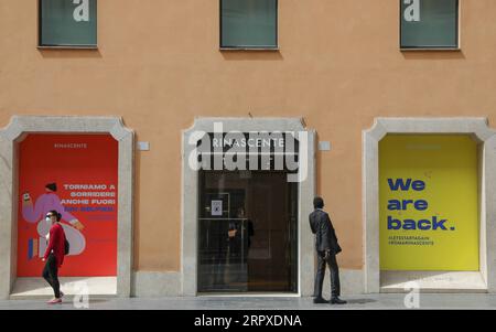 200519 -- PECHINO, 19 maggio 2020 -- il grande magazzino Rinascente viene riaperto a Roma, in Italia, il 18 maggio 2020. Lunedì è entrato in vigore il terzo e più grande allentamento del blocco di dieci settimane. Negozi, ristoranti, bar, barbiere, saloni di bellezza, i musei e gli operatori fronte spiaggia sono tutti autorizzati a riaprire, a condizione che rispettino le regole per il distanziamento sociale tra il personale e i membri del pubblico e le strutture di disinfezione. Gli italiani possono anche spostarsi all'interno della regione in cui vivono. XINHUA FOTO DEL GIORNO ChengxTingting PUBLICATIONxNOTxINxCHN Foto Stock