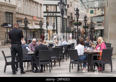 200519 -- BUDAPEST, 19 maggio 2020 -- le persone sono viste in una terrazza all'aperto di un ristorante a Budapest, in Ungheria, il 19 maggio 2020. Gli spazi aperti di ristoranti e hotel hanno riaperto a Budapest il 18 maggio. Foto di /Xinhua HUNGARY-BUDAPEST-COVID-19-REOPENING AttilaxVolgyi PUBLICATIONxNOTxINxCHN Foto Stock