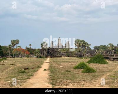 200519 -- SIEM REAP, 19 maggio 2020 Xinhua -- foto scattata il 16 maggio 2020 mostra una vista di Angkor Wat a Siem Reap, Cambogia. DA SEGUIRE: Riflettori puntati: La Cambogia si aspetta che i turisti cinesi guidino la sua crescita turistica dopo l'epidemia di COVID-19 foto di Wu Yulin/Xinhua CAMBODIA-SIEM REAP-TOURISM-COVID-19 PUBLICATIONxNOTxINxCHN Foto Stock