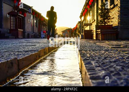 200520 -- KELAN, 20 maggio 2020 -- Una passeggiata turistica per strada nel nuovo villaggio di Songjiagou nella contea di Kelan, nella provincia dello Shanxi della Cina settentrionale, 9 maggio 2020. Kelan County si trova nella zona centrale del Loess Plateau e delle profonde montagne Lyuliang, con quasi la metà dei suoi villaggi che si trovano ad affrontare una scarsa produzione e condizioni di vita. Nel 2017 il governo locale ha implementato un piano di trasferimento per le famiglie povere in villaggi remoti come un passo chiave per alleviare la povertà e il nuovo villaggio di Songjiagou è diventato un sito centralizzato di trasferimento che assorbe 145 famiglie povere dai 14 villaggi circostanti. Recentemente voi Foto Stock