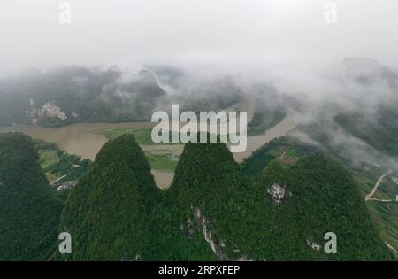 200521 -- GUILIN, 21 maggio 2020 -- foto aerea scattata il 21 maggio 2020 mostra il paesaggio della città di Xingping nella contea di Guilin, nella regione autonoma del Guangxi Zhuang, nella Cina meridionale. CHINA-GUANGXI-GUILIN-YANGSHUO-SCENIC CN ZHOUXHUA PUBLICATIONXNOTXINXCHN Foto Stock